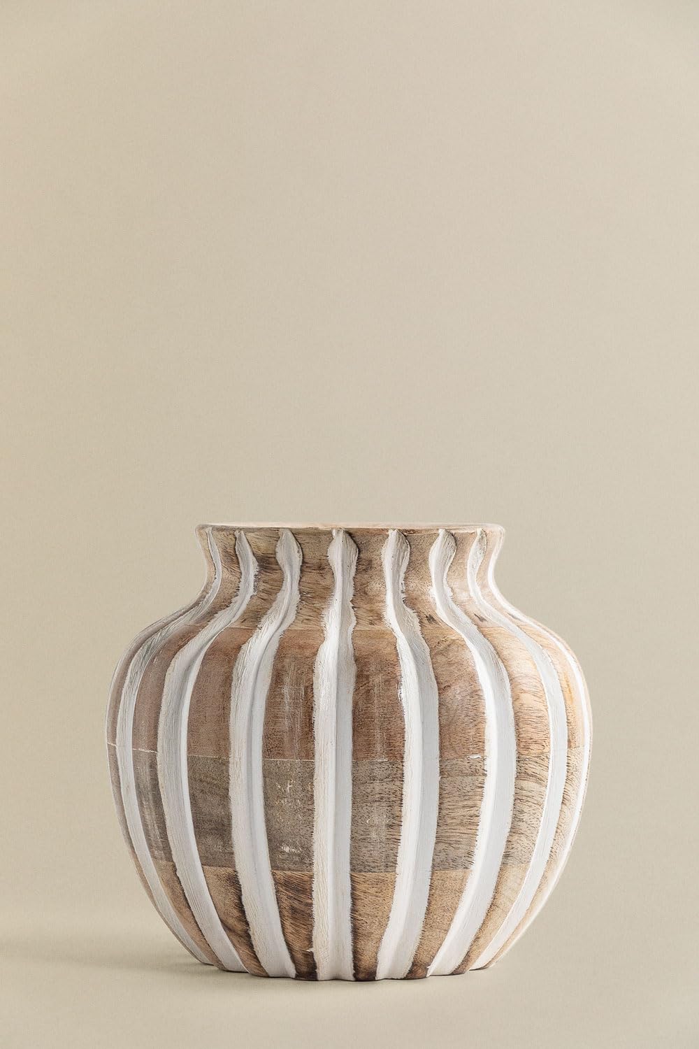 Sklum Ribao vaso in legno di mango 14 cm intagliato