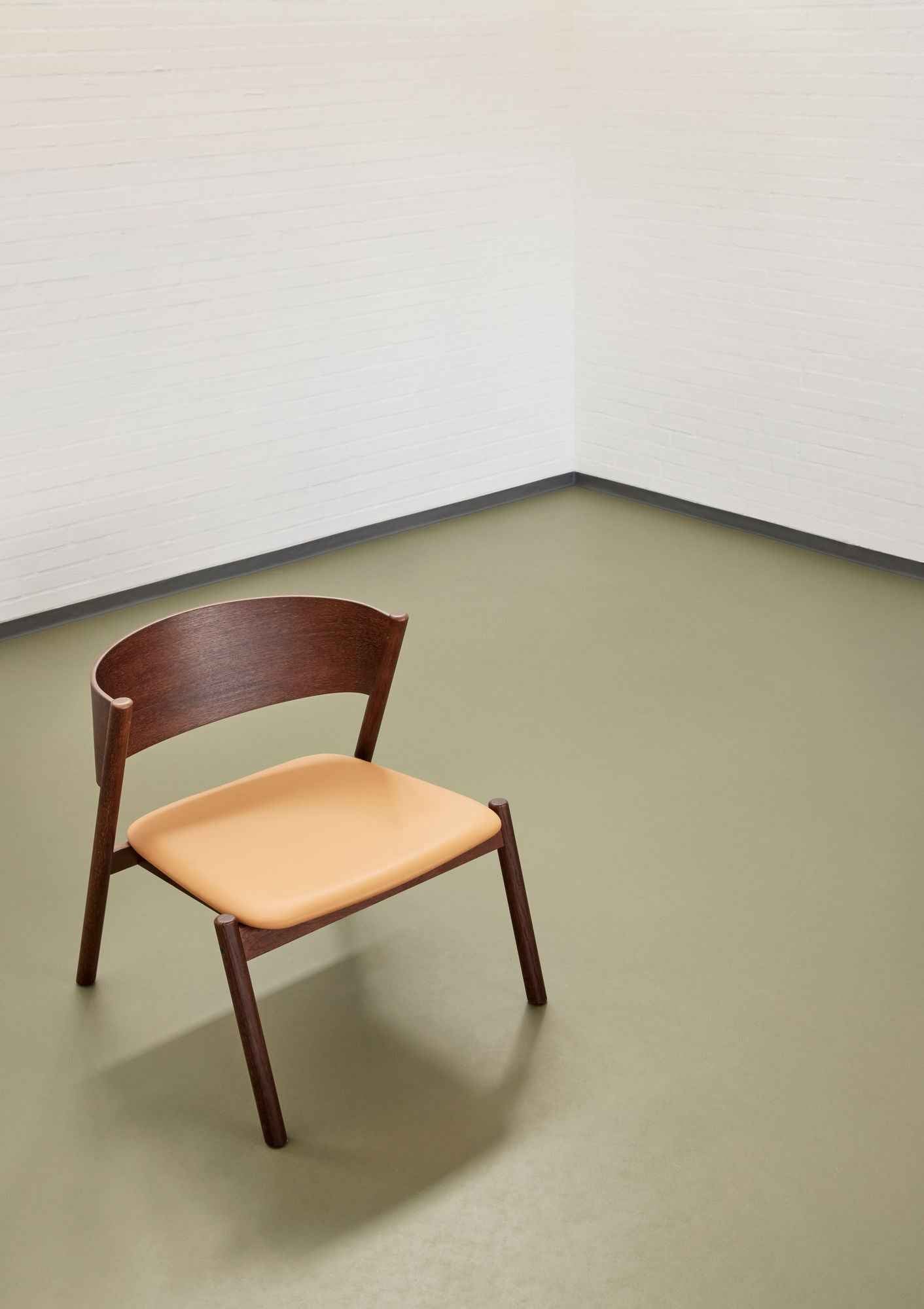 Bambua Oblique poltrona pelle marrone scuro
