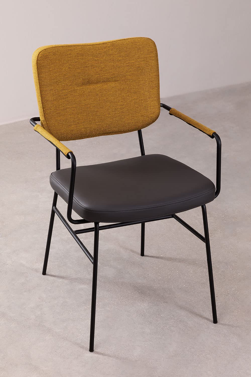 Sklum Milih sedia da pranzo con braccioli similpelle