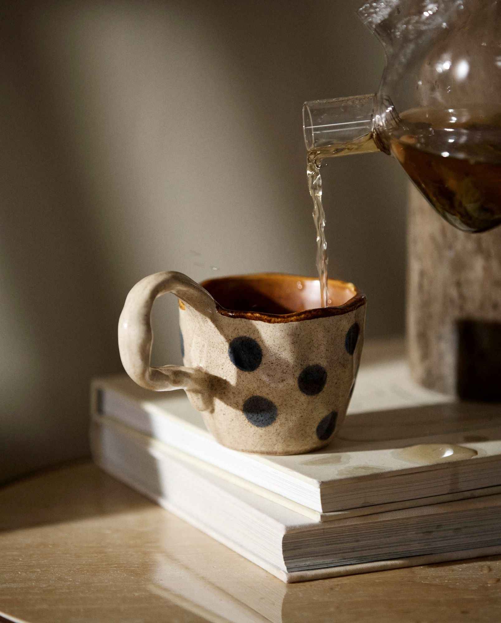 Bambua Atelier FORMA Baya tazza ceramica pois grigi
