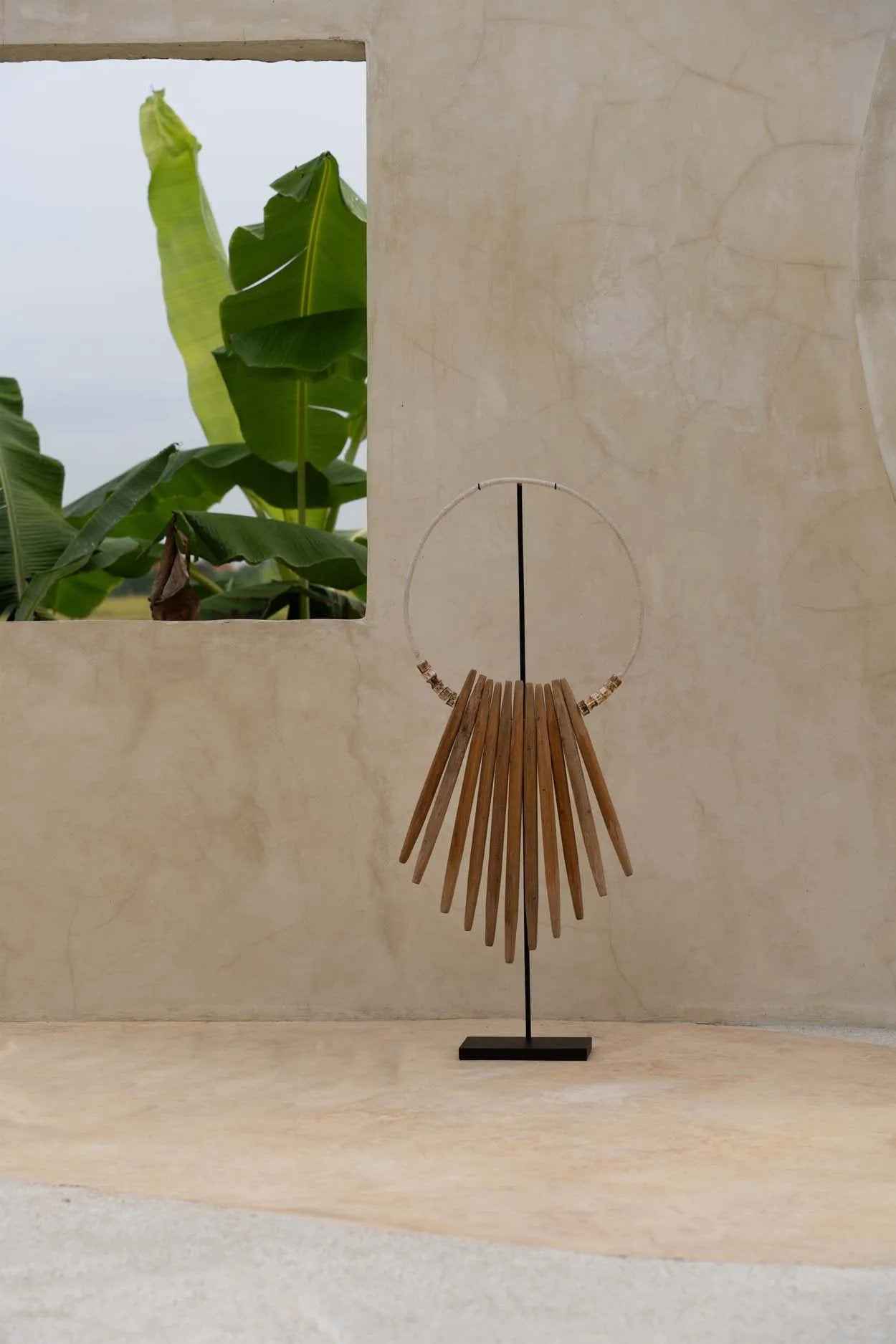 Bambua Wooden Sticks scultura legno naturale su stand
