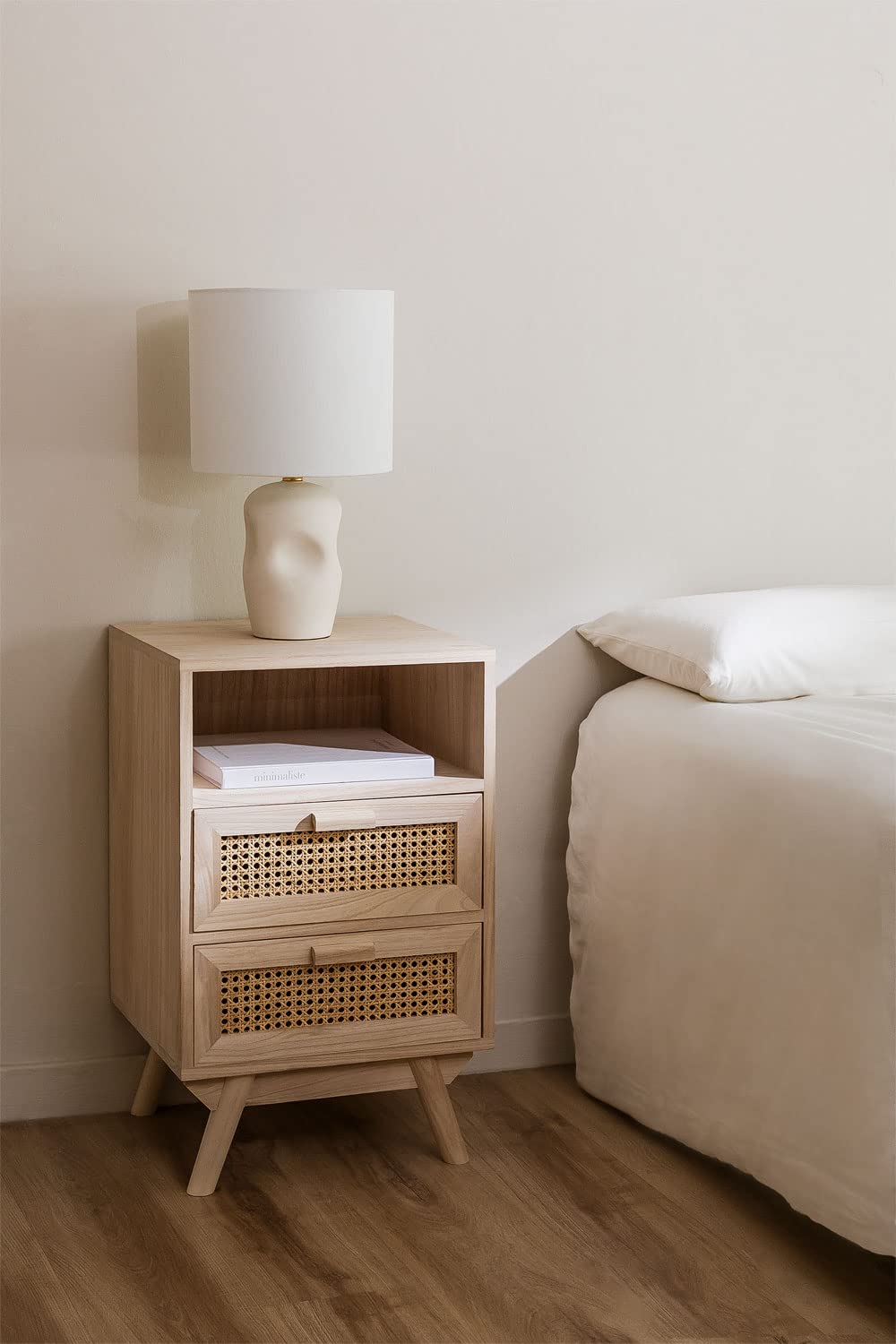 Sklum Ralik comodino alto con contenitore rattan