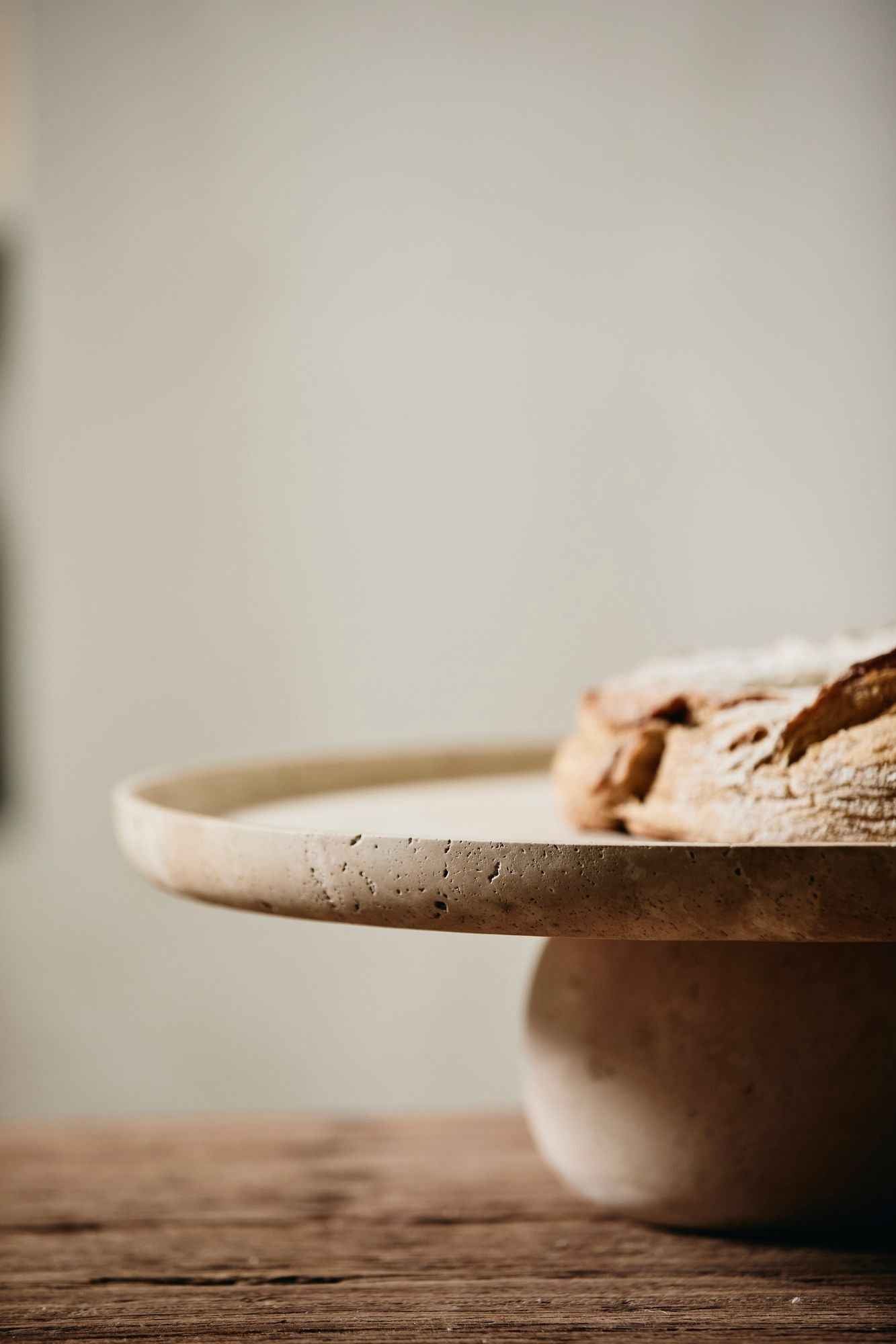 Bambua Masa vassoio travertino avorio con piede