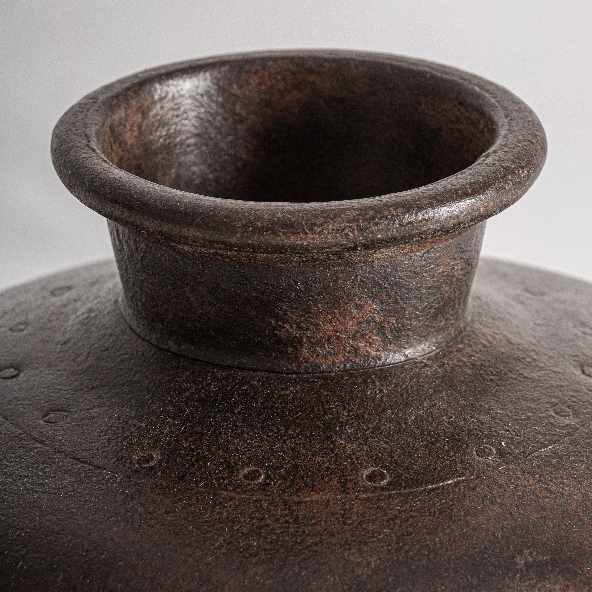 Bambua Mahe vaso in ferro nero martellato