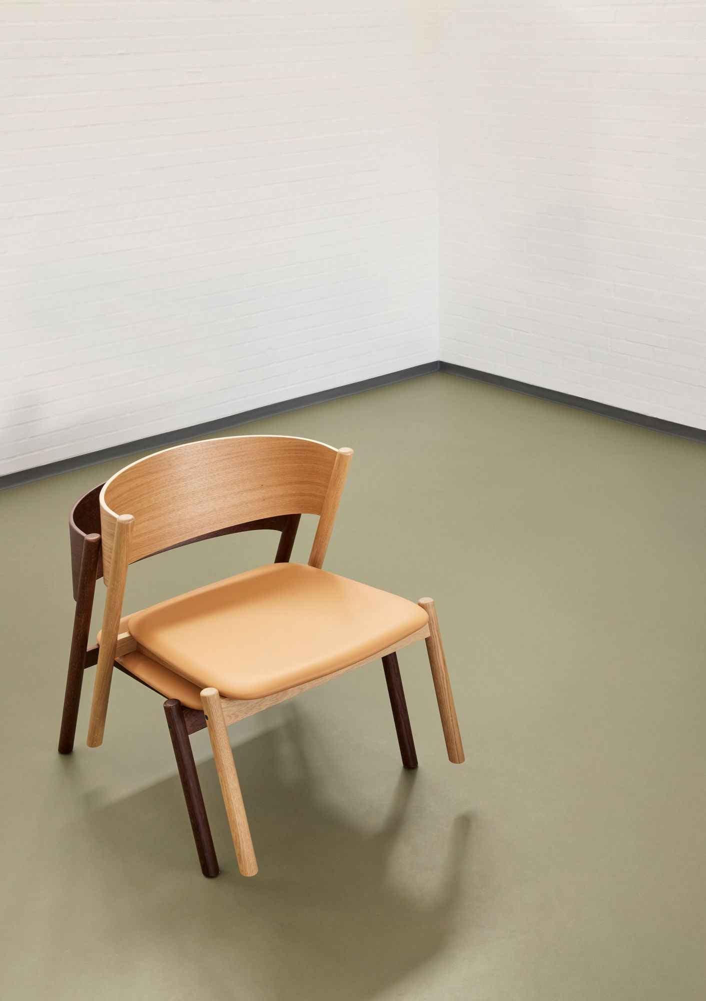Bambua Oblique poltrona pelle marrone scuro