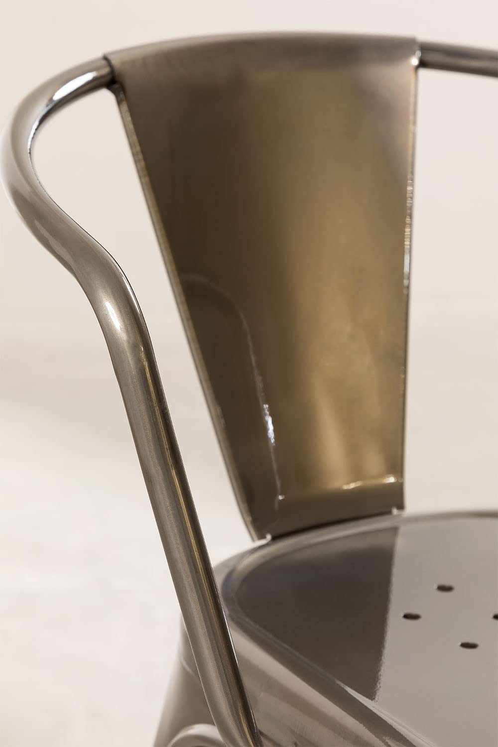 Sklum Lix sedia impilabile con braccioli in acciaio