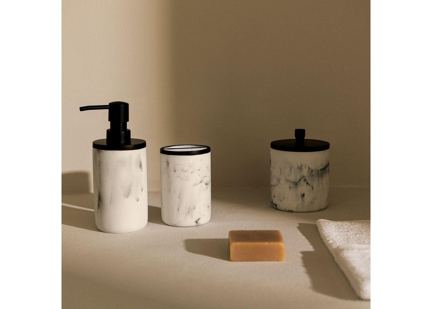 Sklum Yaele Set Bagno 3 Pezzi Bianco Effetto Marmo