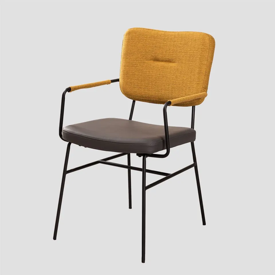 Sklum Milih sedia da pranzo con braccioli similpelle