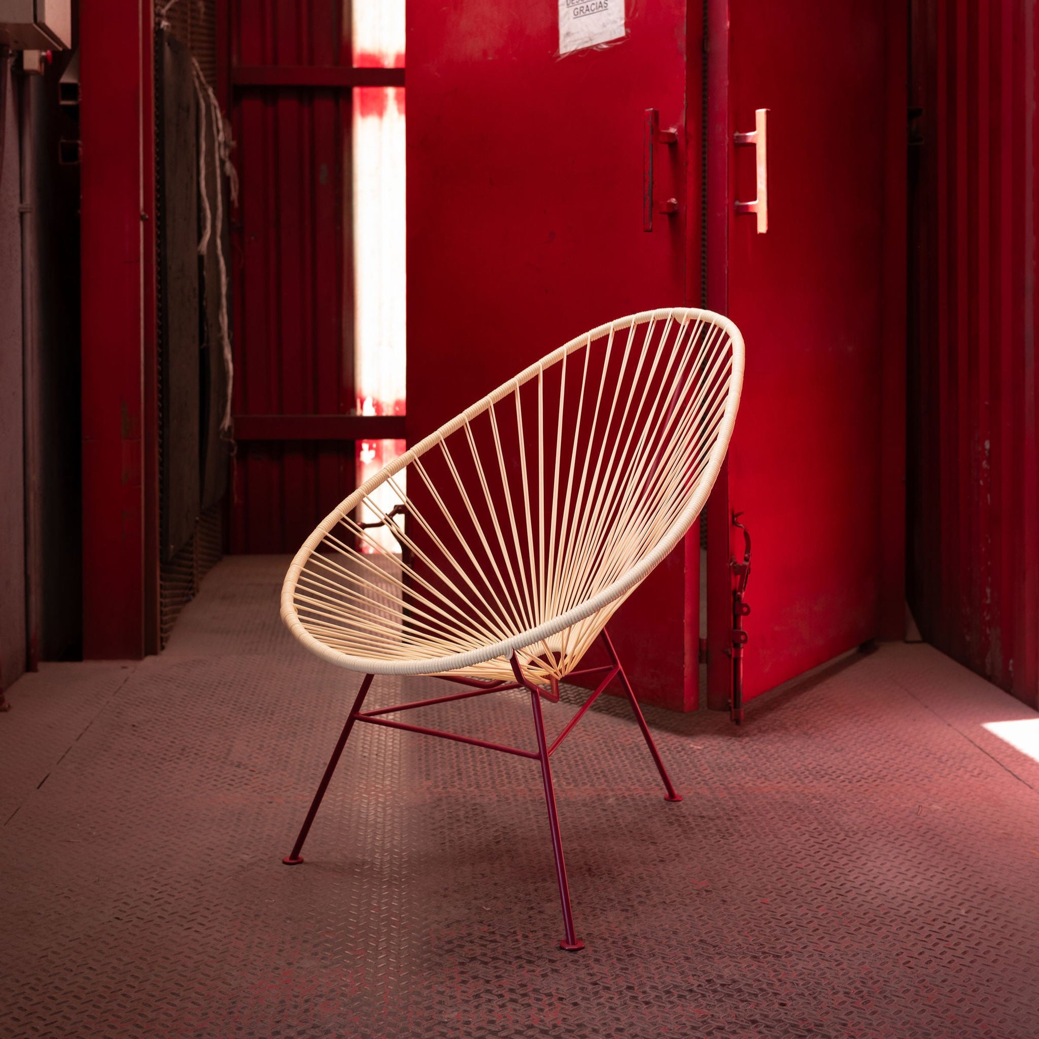 Acapulco Design CDMX ST Dos poltrona gialla bordeaux