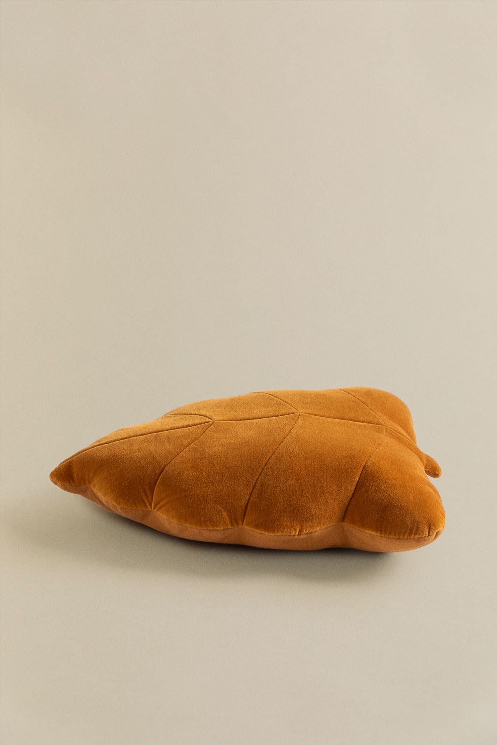 Sklum Liff cuscino foglia 47x37 cm miele velluto