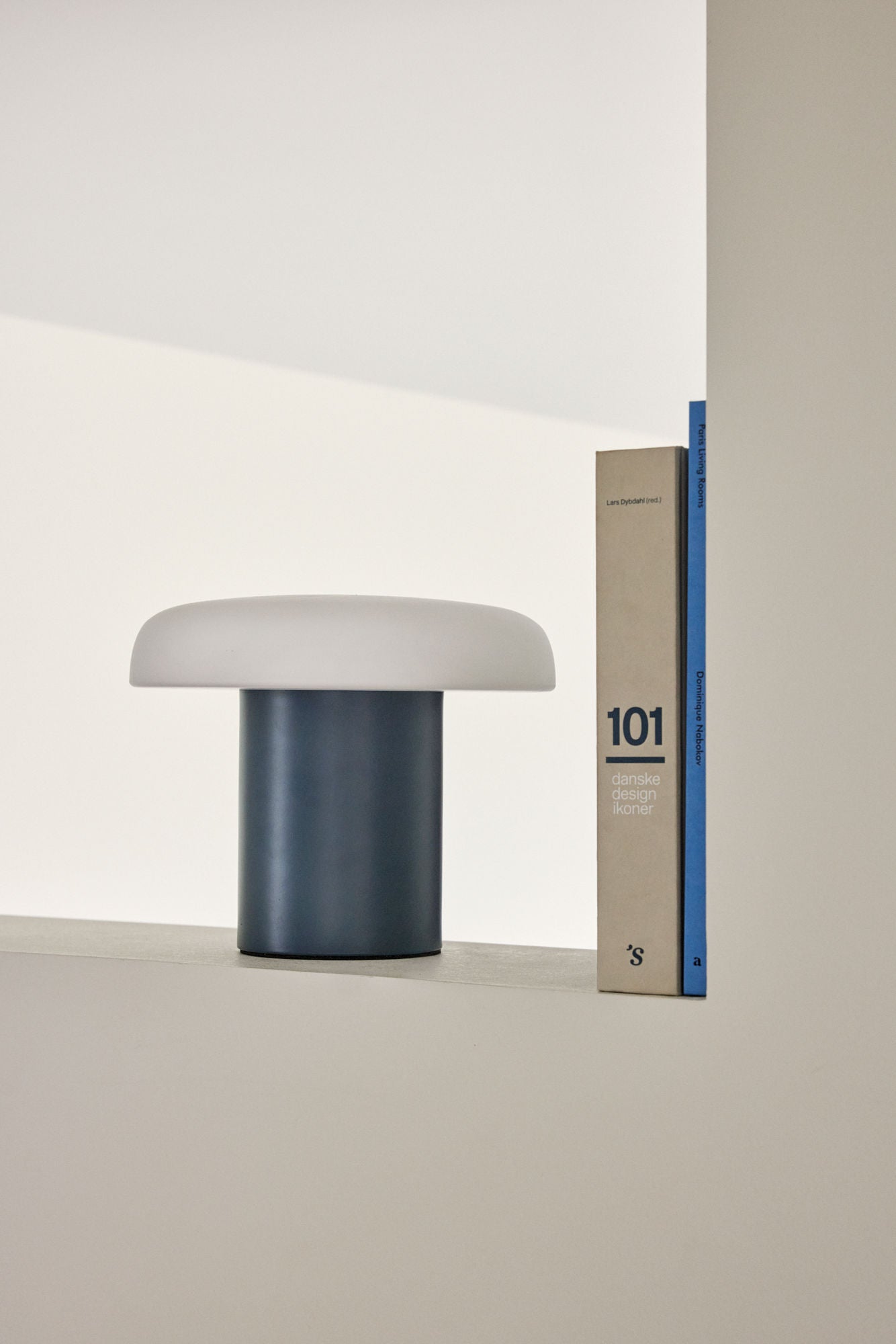 Bambua Ateliers lampada da tavolo blu paralume vetro