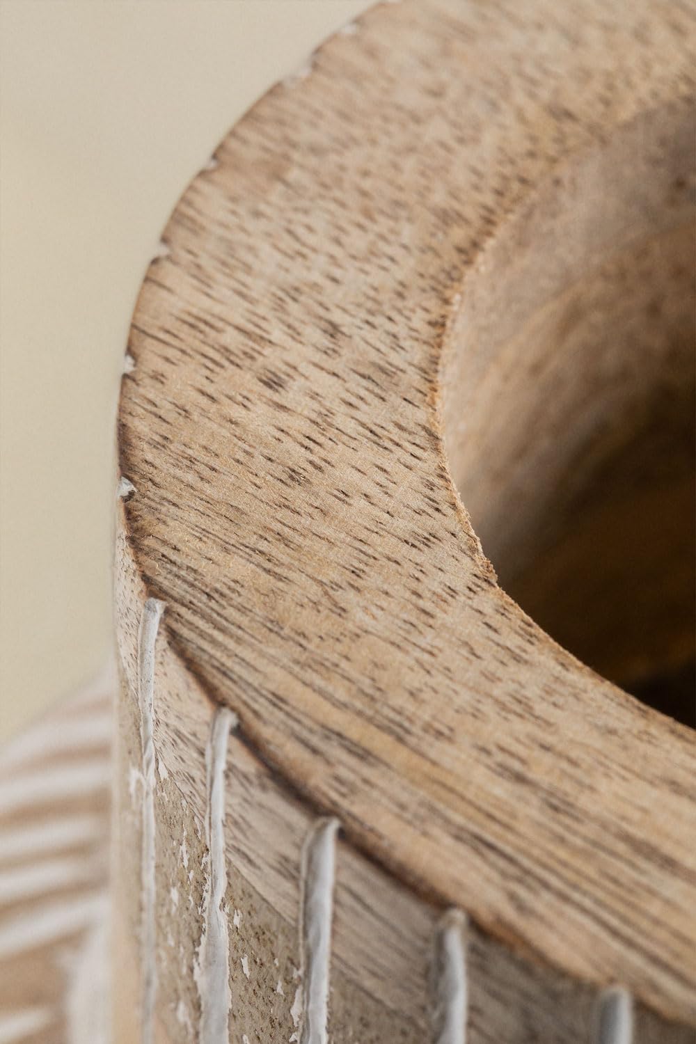 Sklum Gelo vaso in legno di mango 21 cm intagliato