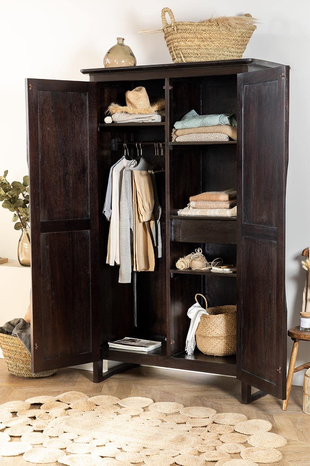 Sklum Somy armadio in teak legno scuro con ripiani