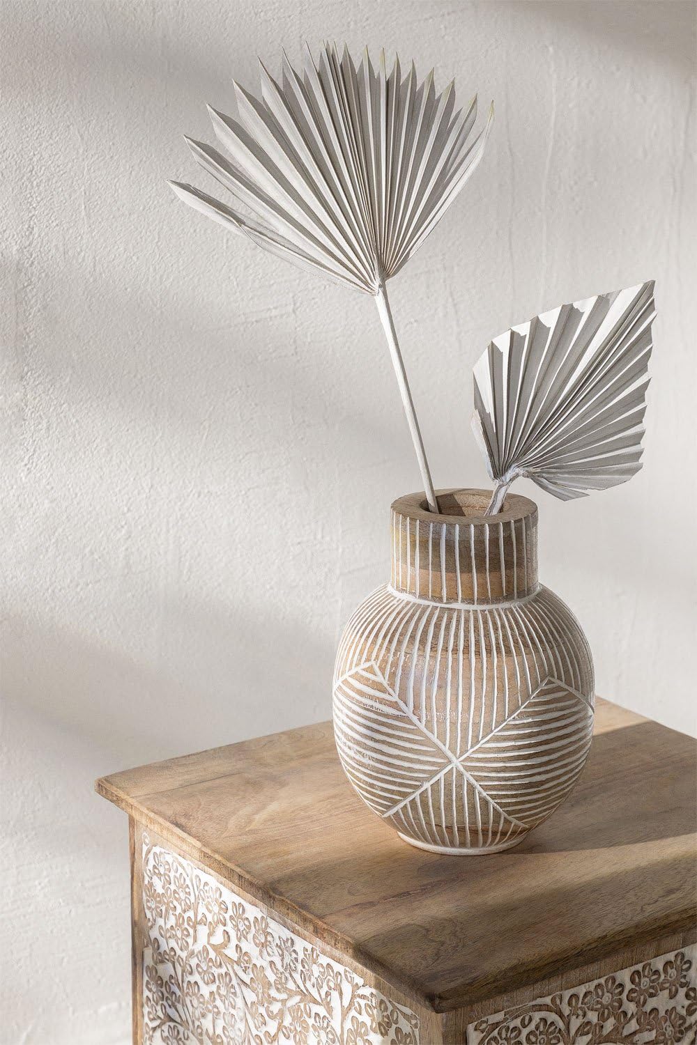 Sklum Gelo vaso in legno di mango 21 cm intagliato