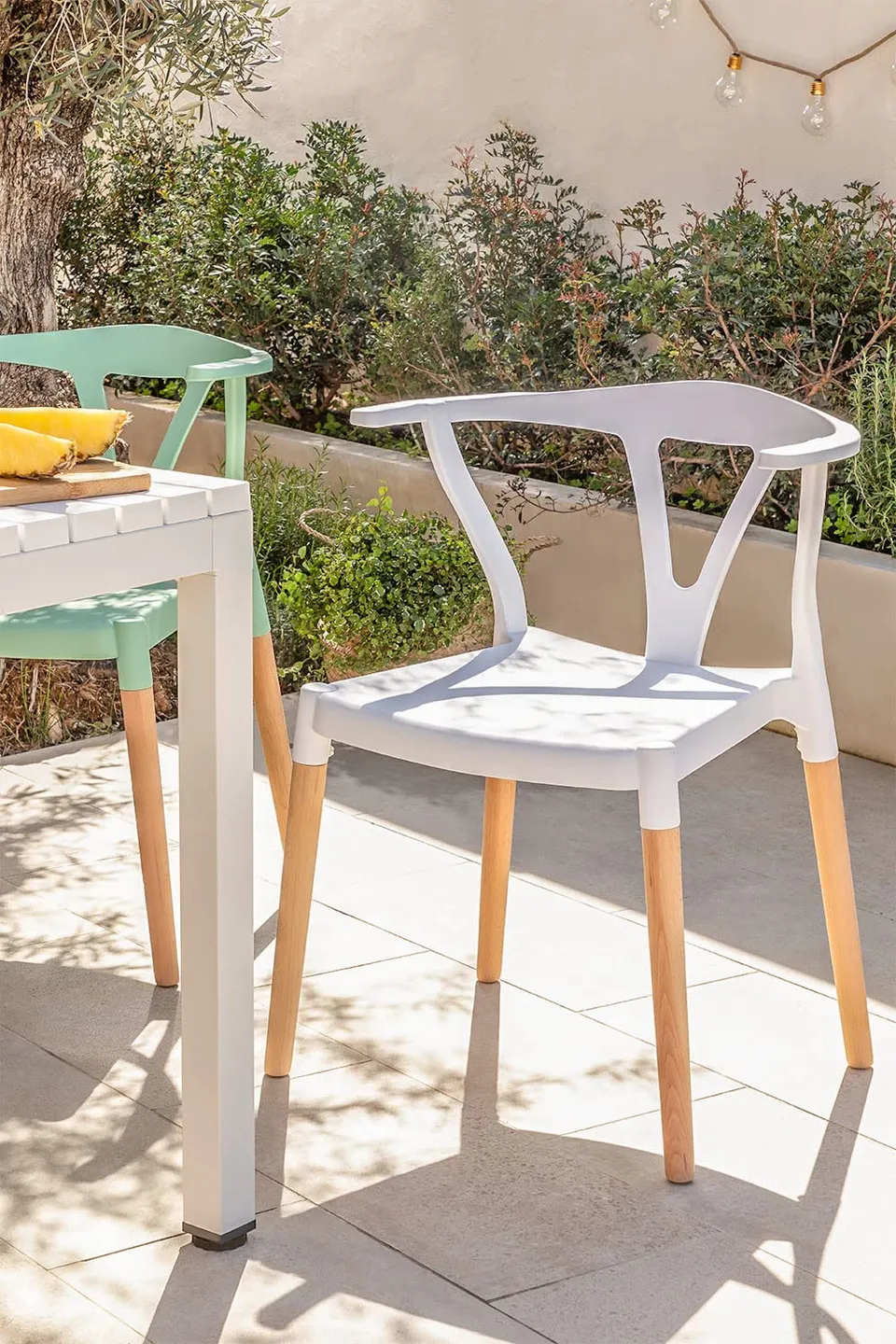Sklum Uish sedia da giardino bianco polietilene e legno