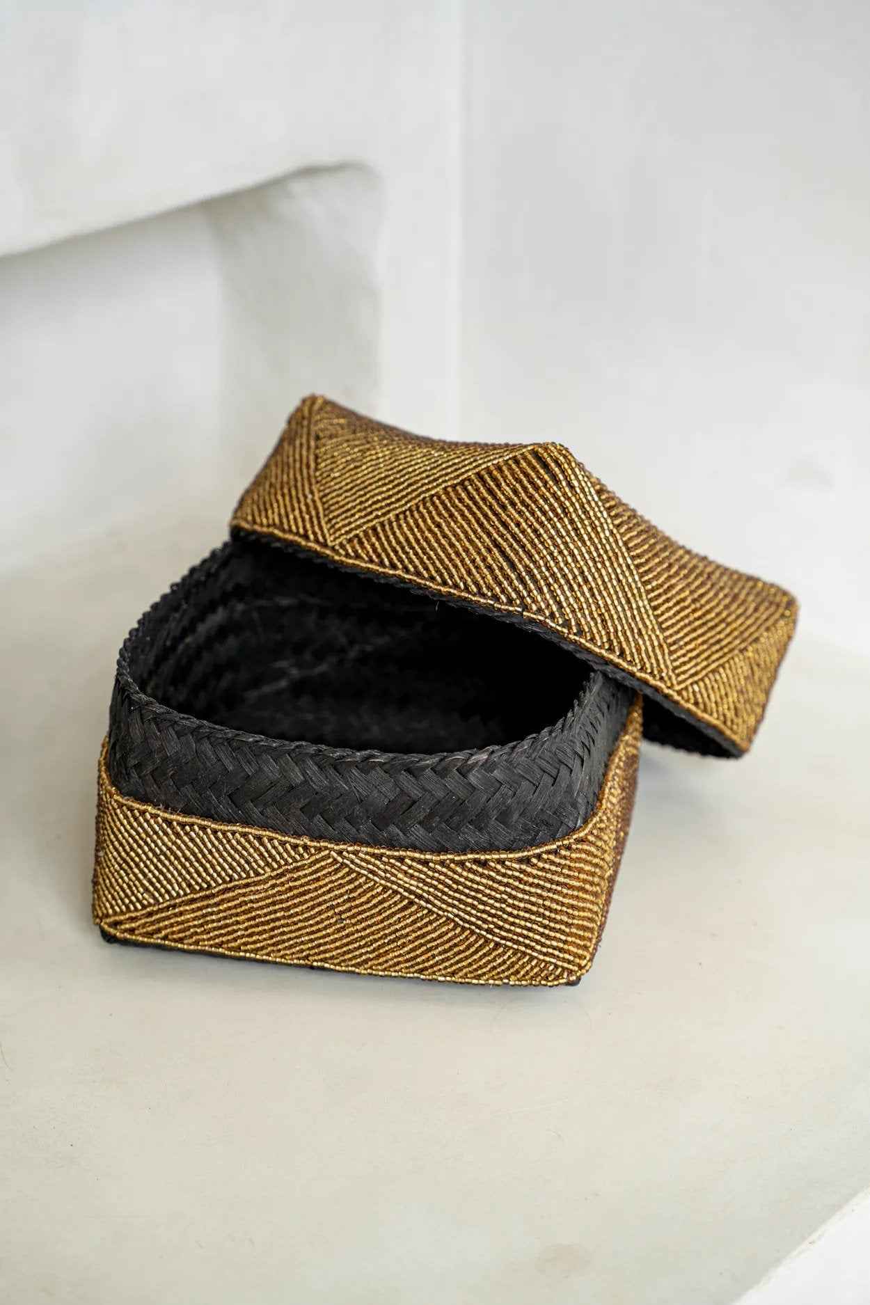 Bambua The Beaded Basket cestino oro S