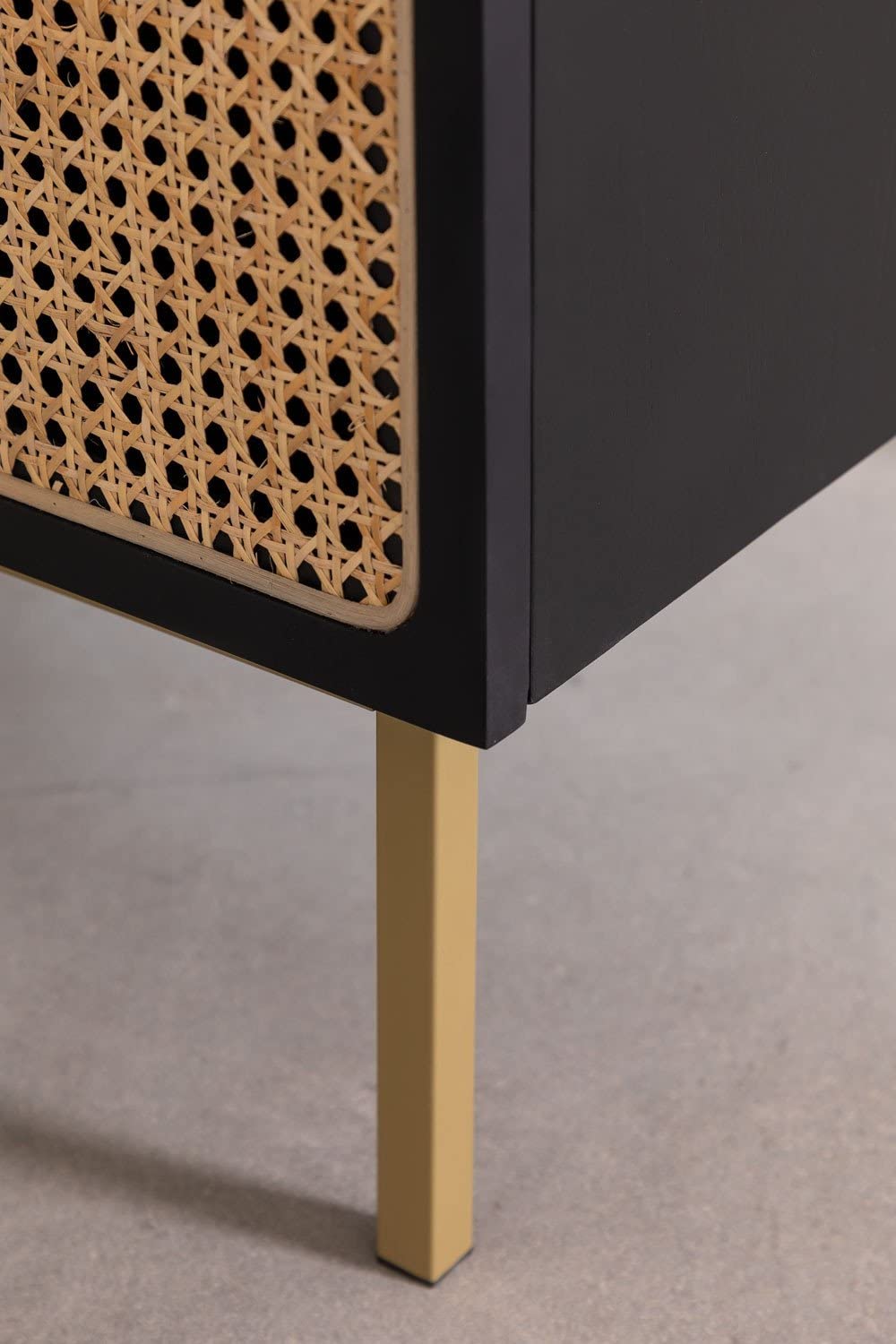 Sklum Enrick armadio in legno nero con rattan 88 cm