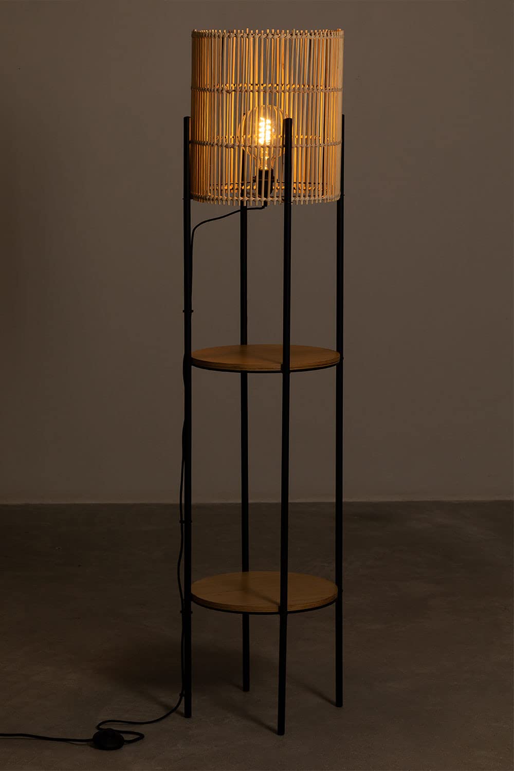 Sklum Loopa lampada da terra rattan con ripiani marrone