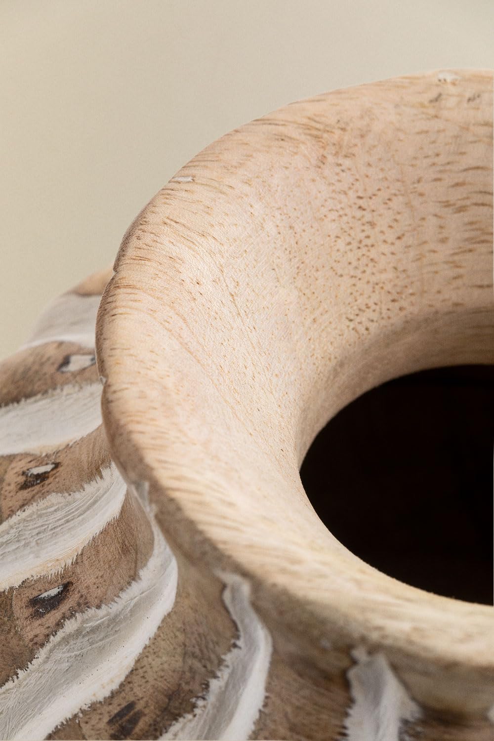 Sklum Ribao vaso in legno di mango 14 cm intagliato