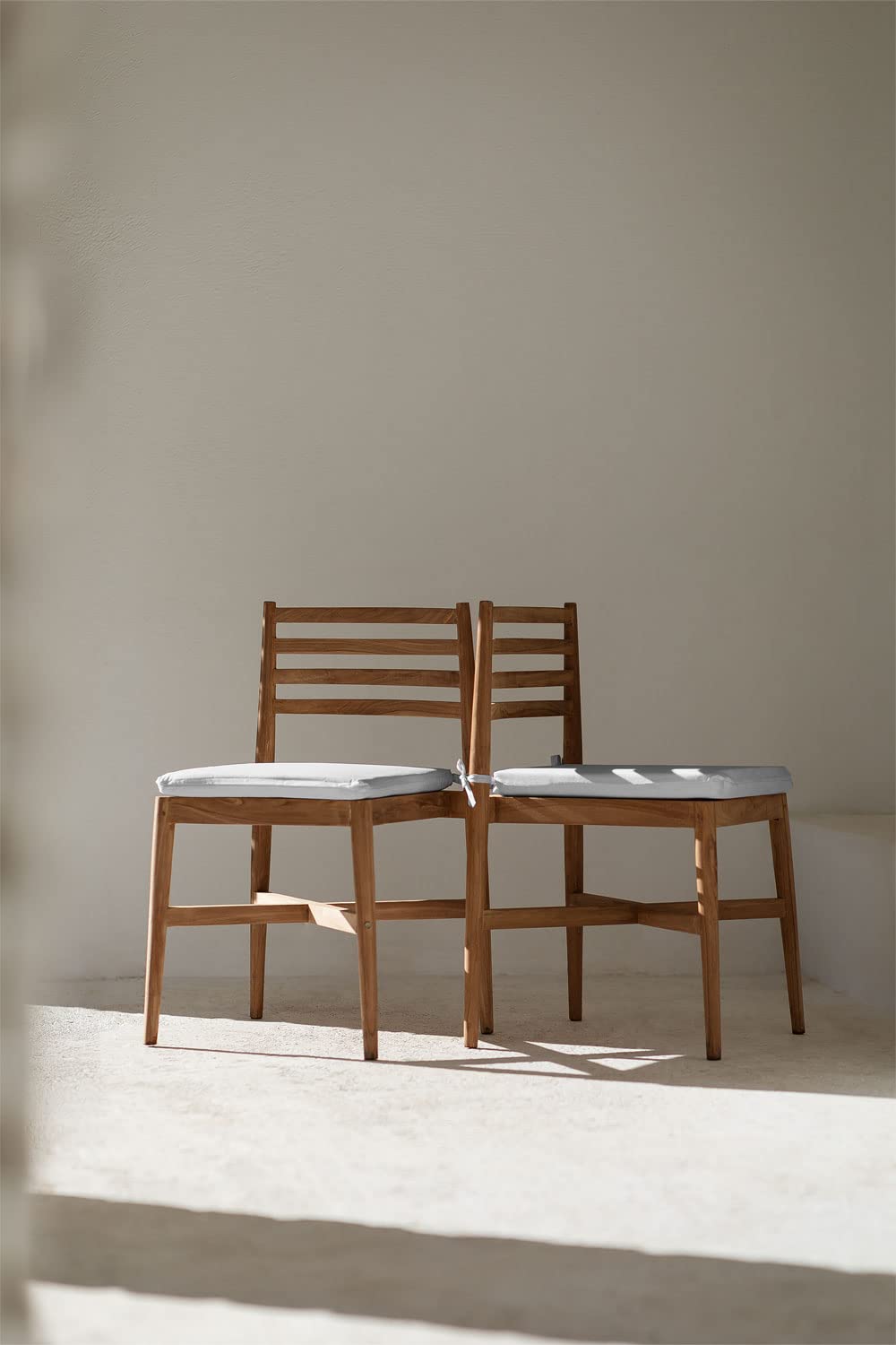 Sklum Attila sedia da giardino in teak grigio chiaro