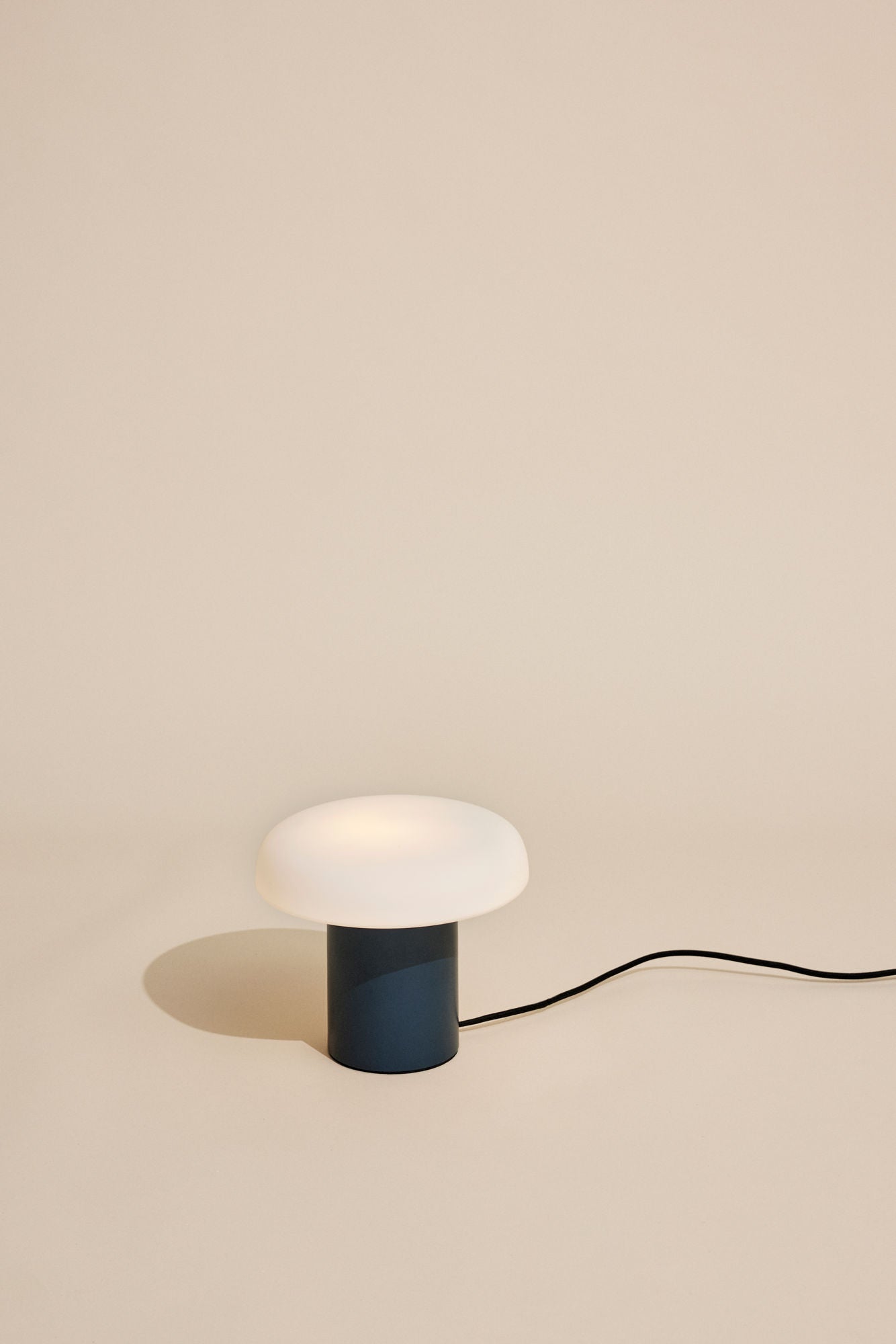 Bambua Ateliers lampada da tavolo blu paralume vetro