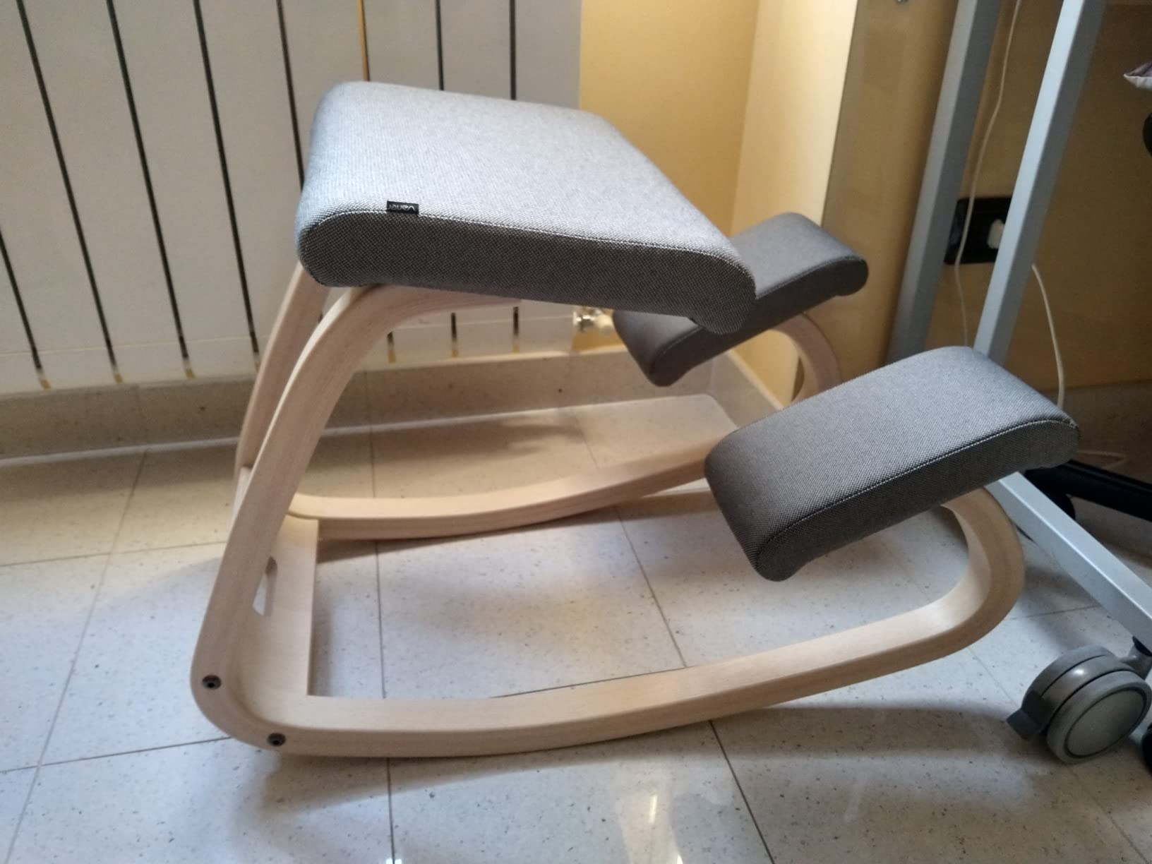 Varier Variable sedia ergonomica a dondolo naturale grigia