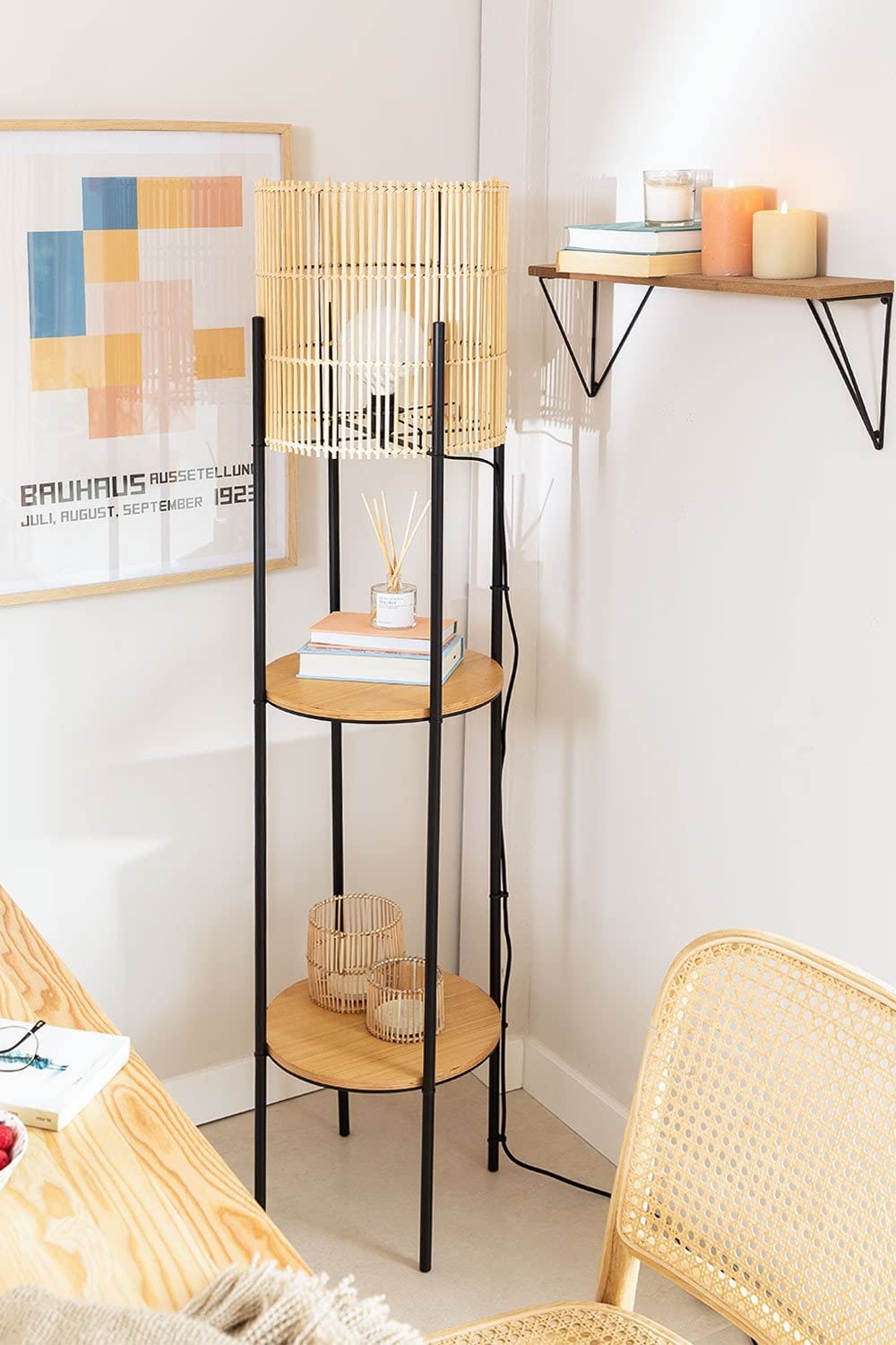 Sklum Loopa lampada da terra rattan con ripiani marrone