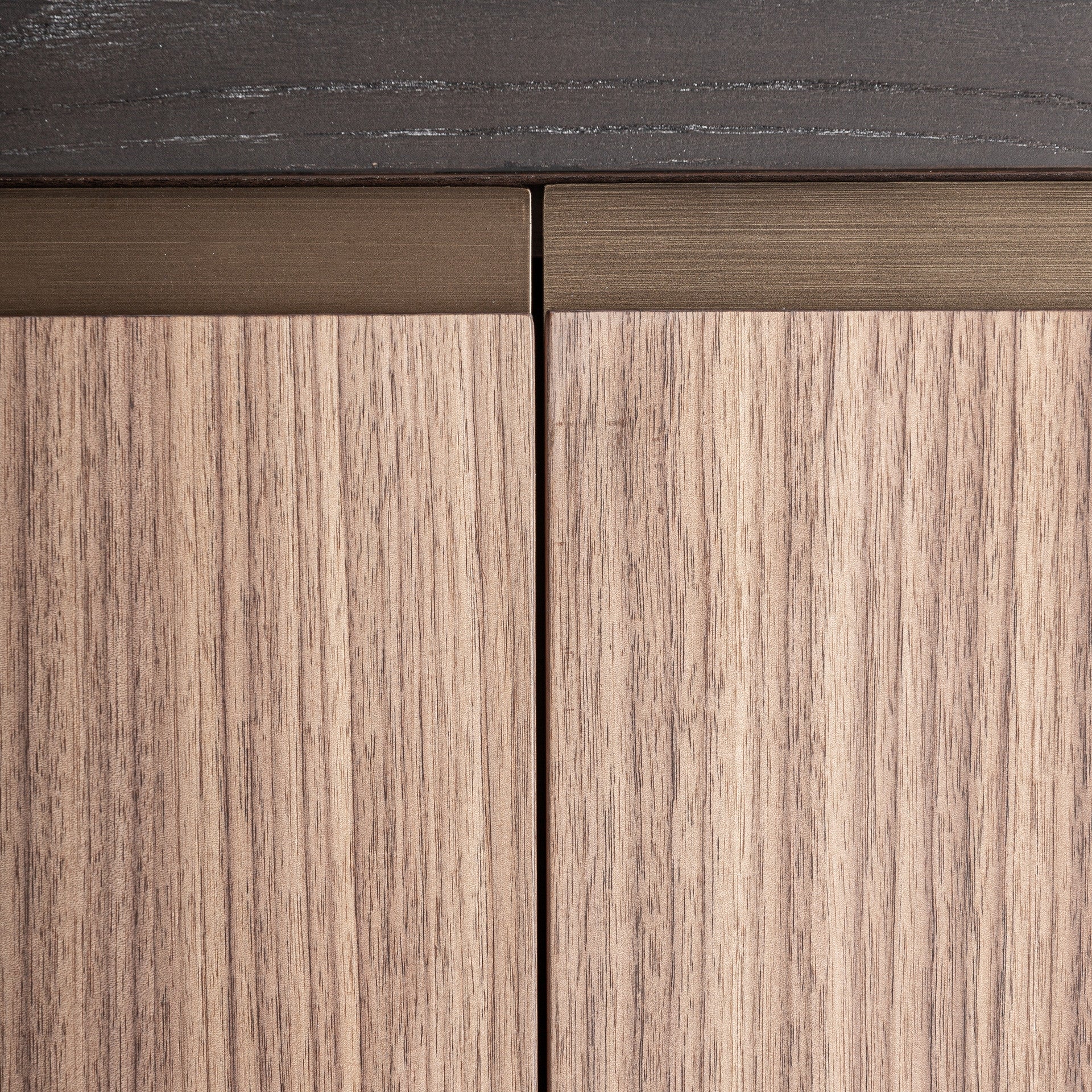 Bambua Saillon armadio in noce con base in metallo