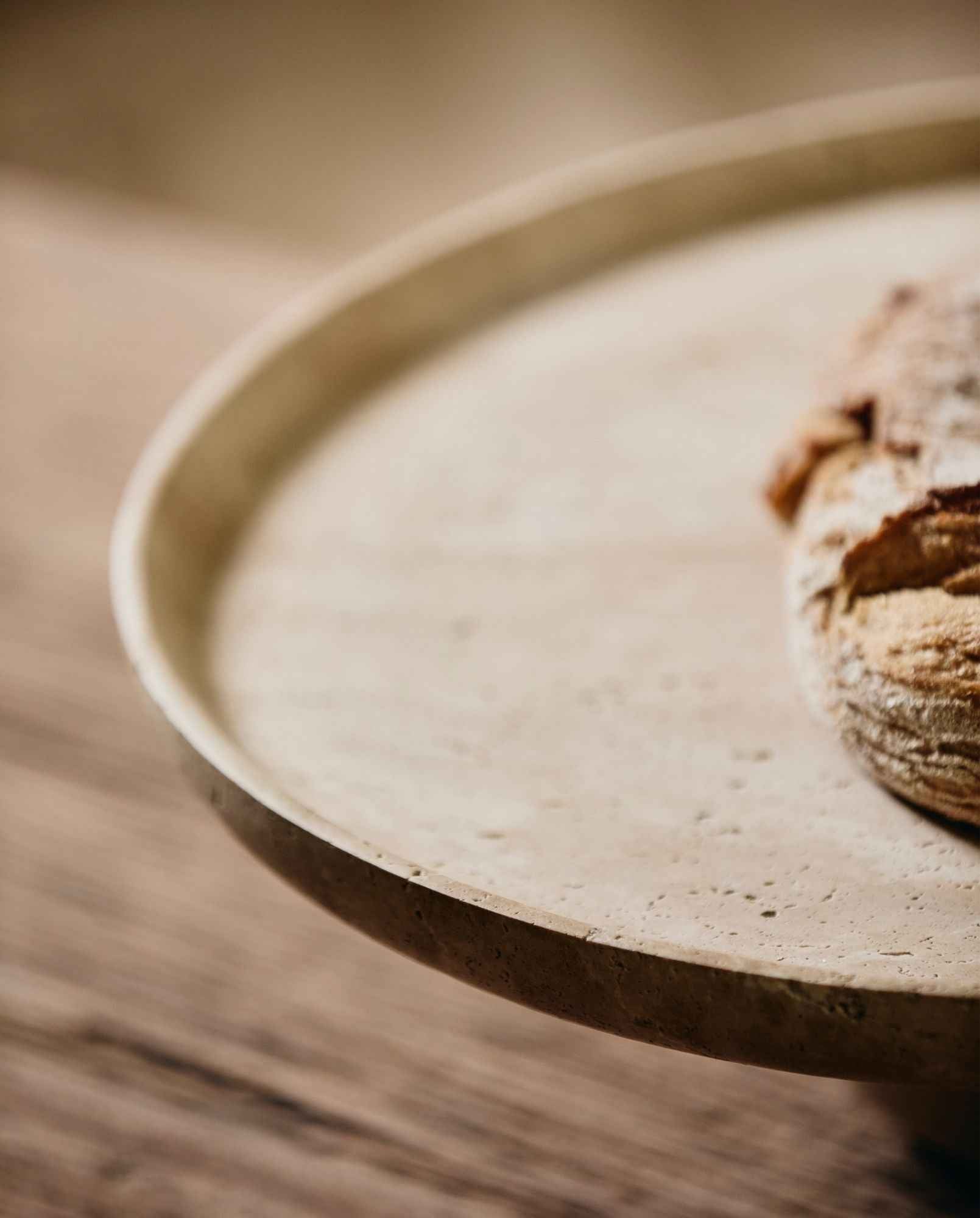 Bambua Masa vassoio travertino avorio con piede