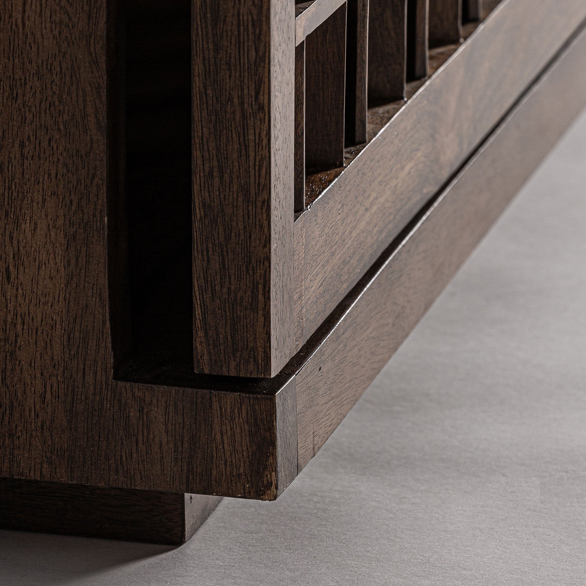 Bambua Kladno credenza mango scuro intagliata