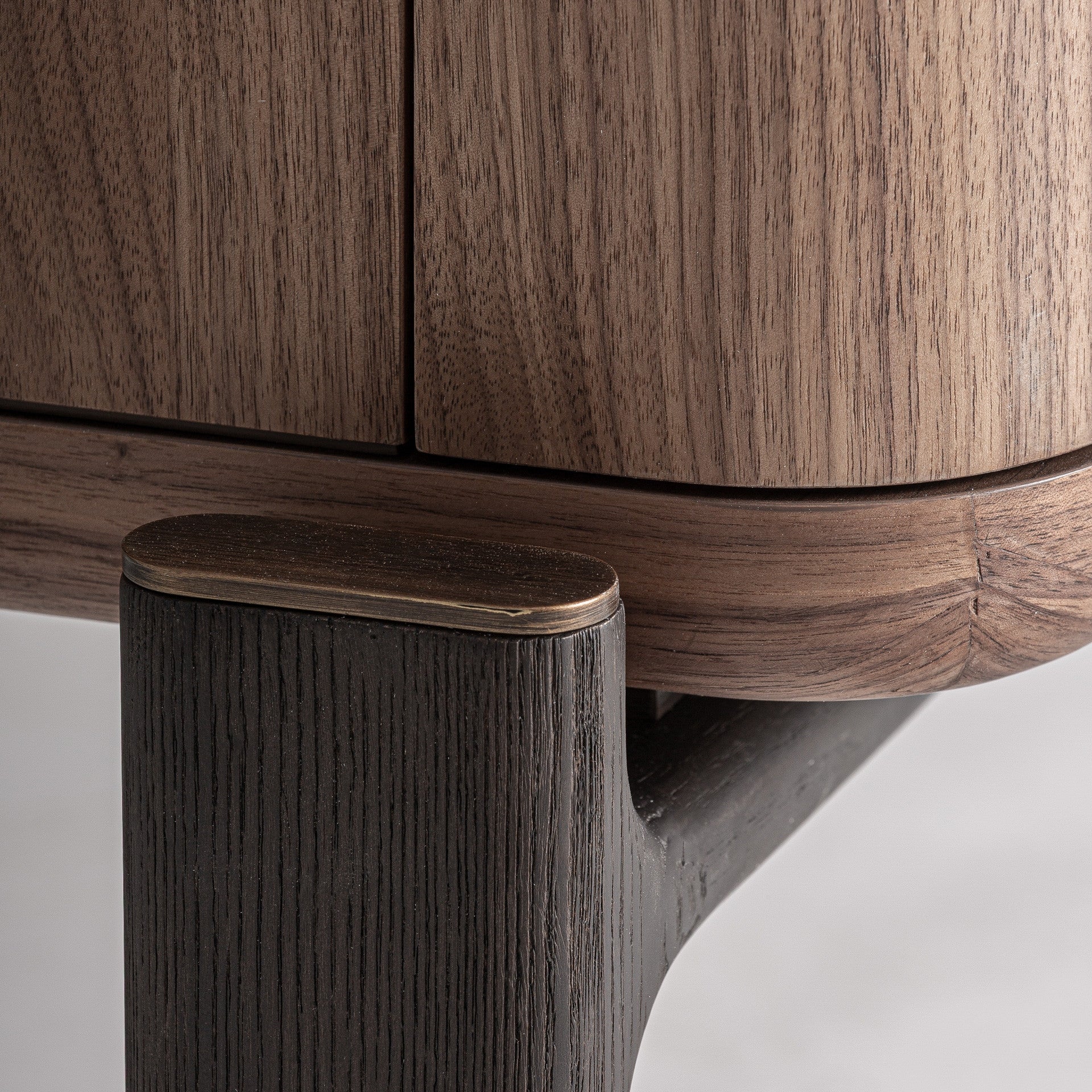 Bambua Saillon armadio in noce con base in metallo