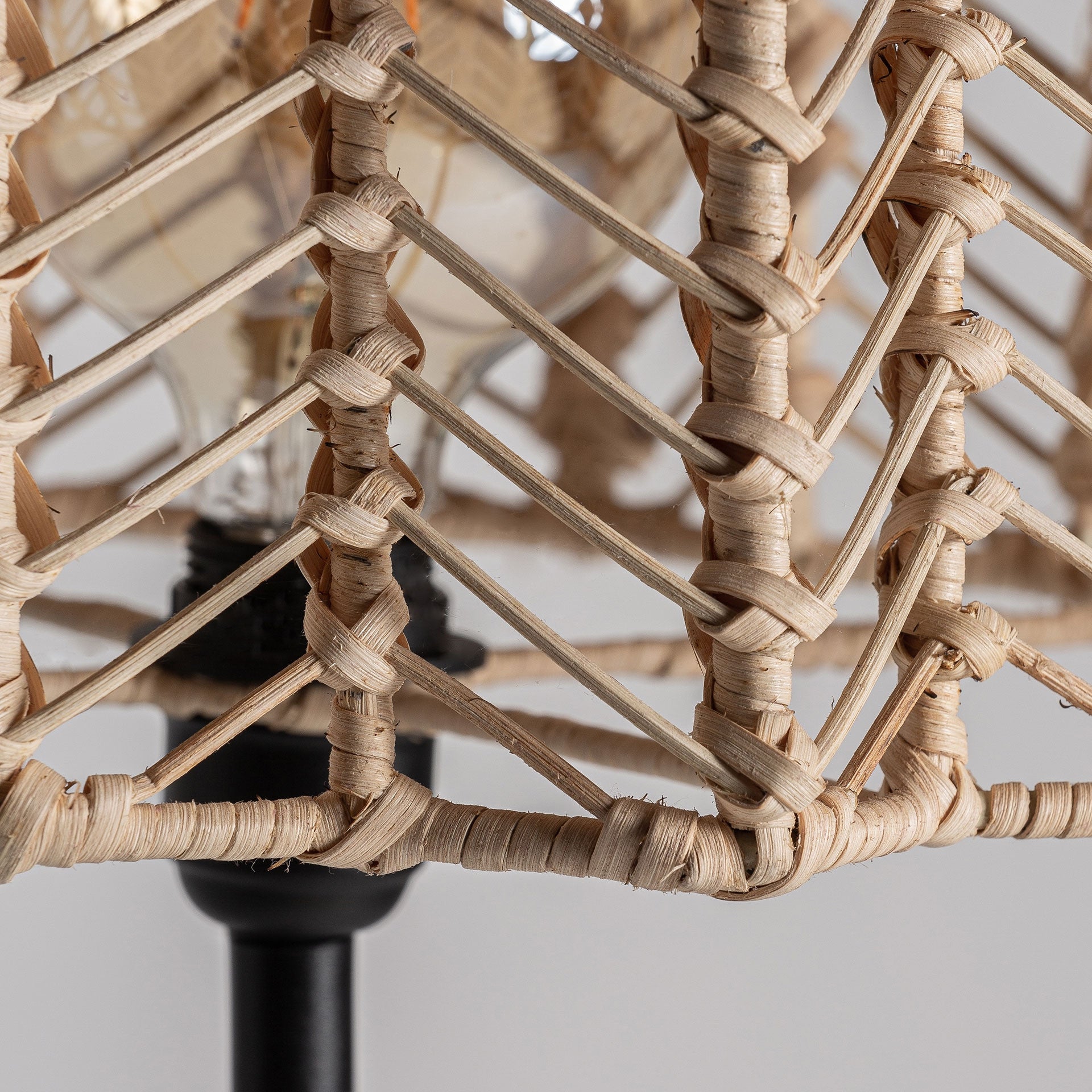 Bambua Plissé piantana in rattan con stelo nero