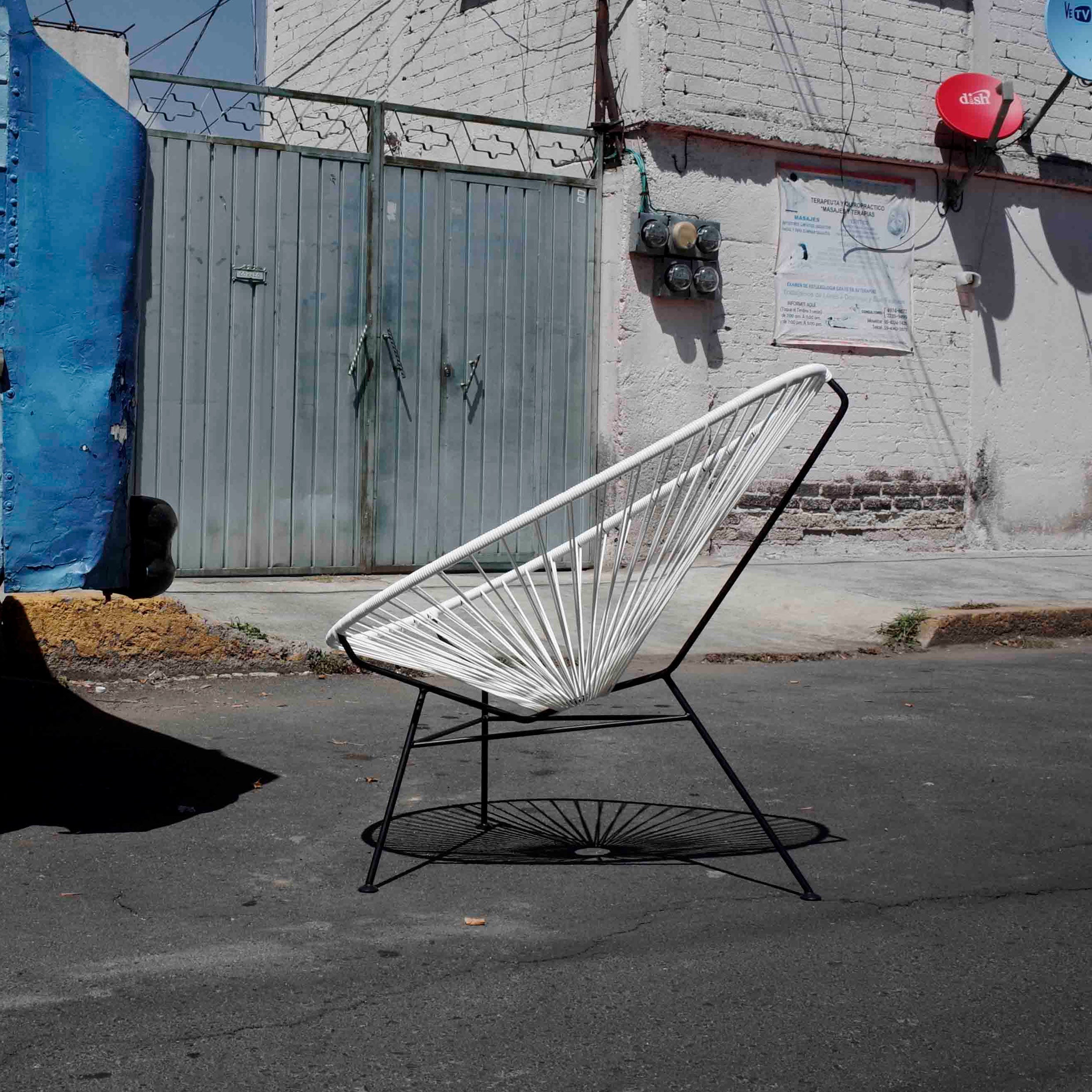 Acapulco Design Chair poltrona bianco nero da esterno