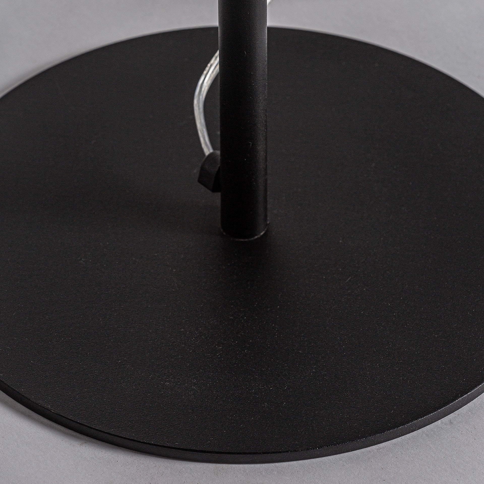 Bambua Plissé piantana in rattan con stelo nero