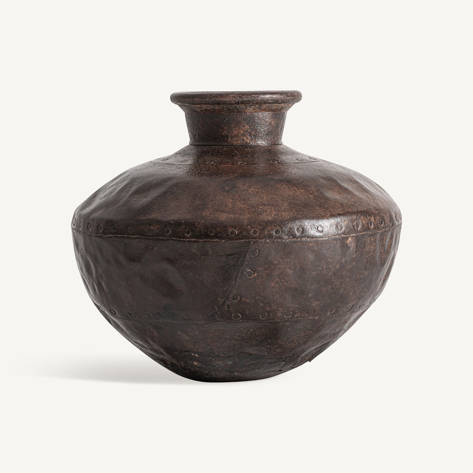 Bambua Mahe vaso in ferro nero martellato
