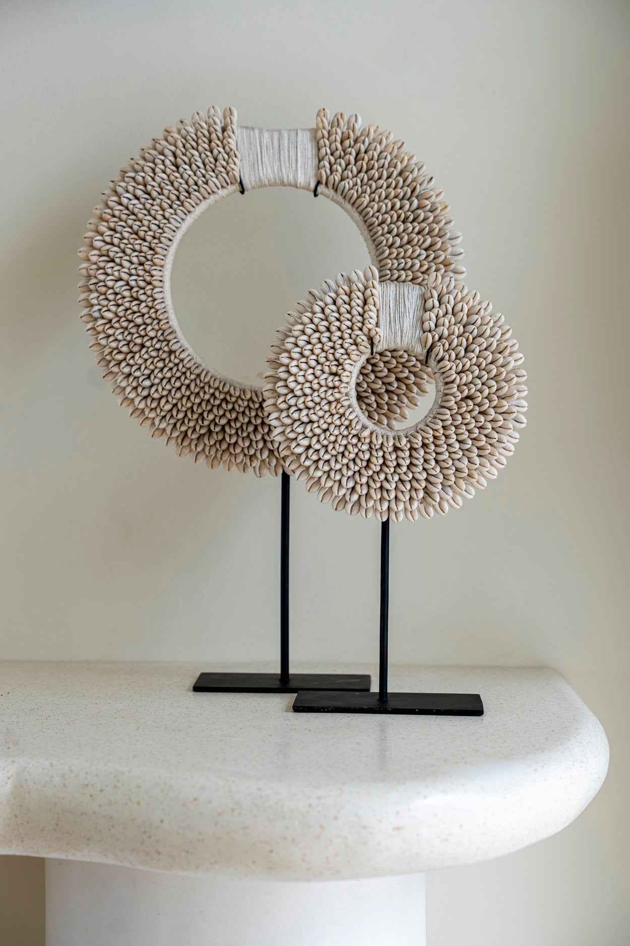 Bambua Papua Shell Disc on Stand decorazione bianca S