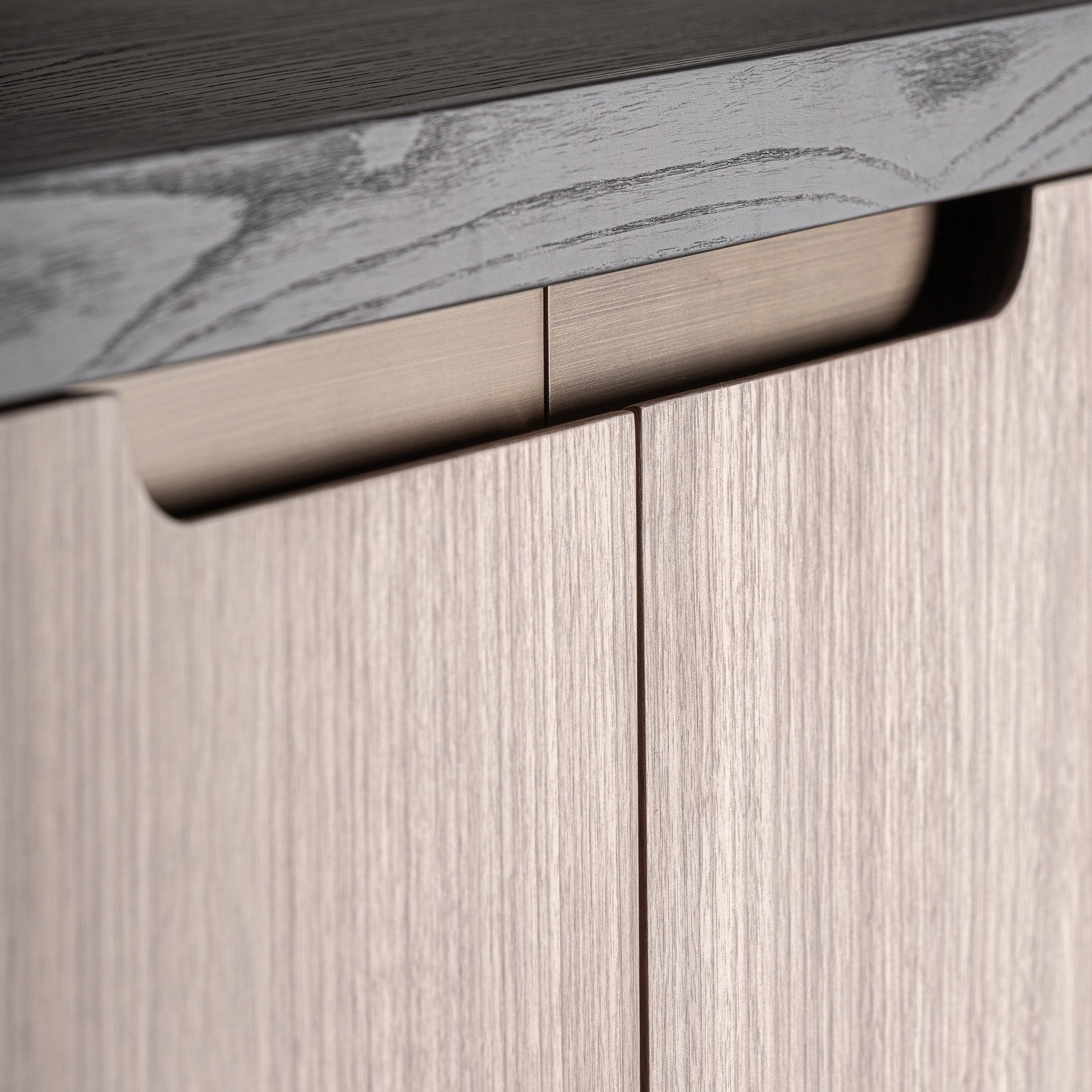 Bambua Saillon armadio in noce con base in metallo