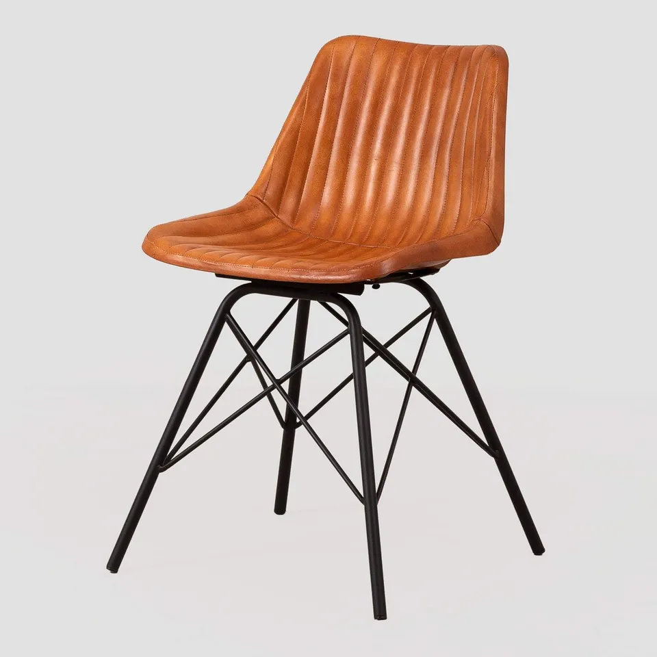 Sklum Kubyh Sedia in Pelle di Capra con Gambe Ferro