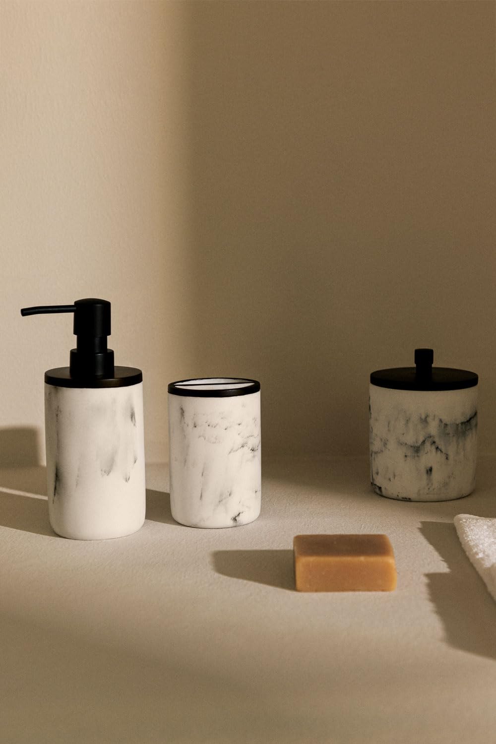 Sklum Yaele Set Bagno 3 Pezzi Bianco Effetto Marmo
